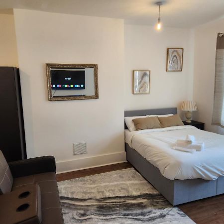 Immaculate 1-Bedroom In Greenhithe Eksteriør bilde