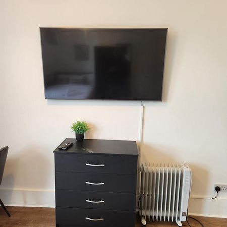 Immaculate 1-Bedroom In Greenhithe Eksteriør bilde