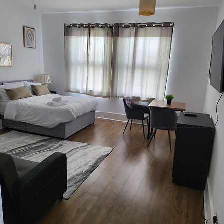 Immaculate 1-Bedroom In Greenhithe Eksteriør bilde