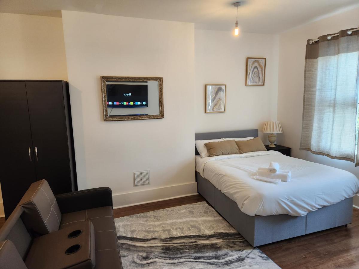 Immaculate 1-Bedroom In Greenhithe Eksteriør bilde
